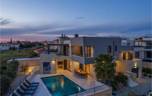 プリヴラカにあるVilla Rocaの夕暮れ時のスイミングプール付きのヴィラ