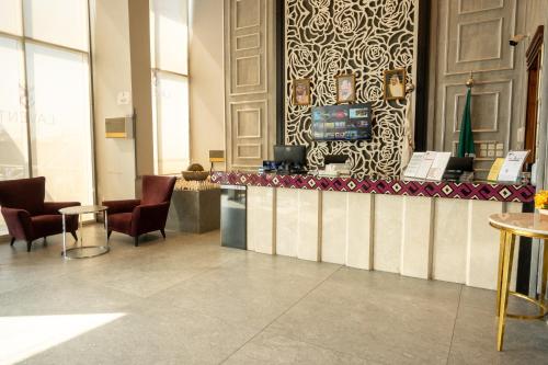 a lobby with chairs and a counter in a building at لافنت بارك للشقق المخدومة - إقتصادي in Jeddah