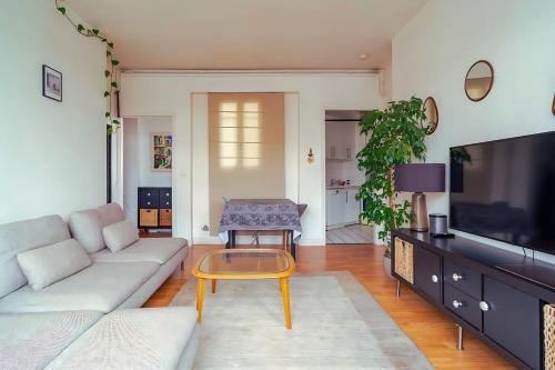 un salon avec un canapé et une table basse dans l'établissement 2 pièces proche Palais des Congrès, à Paris