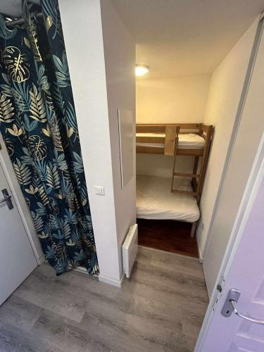 Cette petite chambre comprend des lits superposés. dans l'établissement Appartement Station Ax 3 domaines, à Ax-les-Thermes