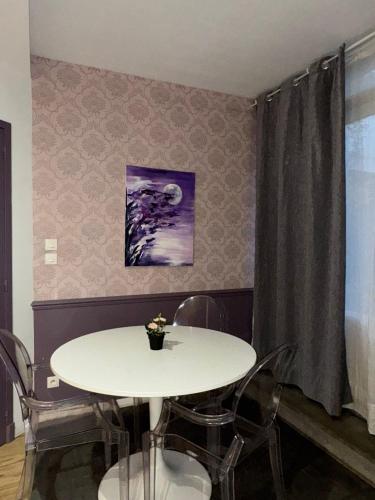 - une table et des chaises blanches dans la chambre dans l'établissement Les Pénates de Loire, à Ancenis