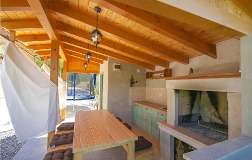 cocina con chimenea y techo de madera en Casa Elizabeta, en Vižinada