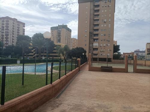 une vue d'une piscine dans une ville avec de grands immeubles dans l'établissement Alminares Playa 3 dormitorios, à Aguadulce