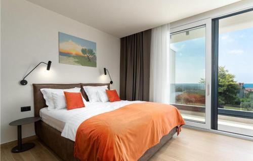 ein Schlafzimmer mit einem Bett und einem großen Fenster in der Unterkunft Villa Gloria in Frata