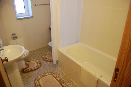 uma casa de banho com um WC, uma banheira e um lavatório. em A TORRE no Sabugueiro em Sabugueiro