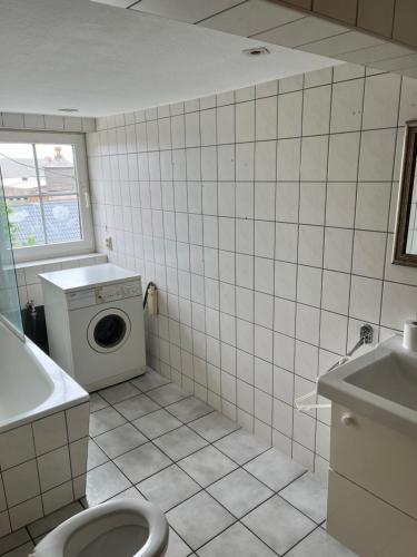 a bathroom with a toilet and a washing machine at Unterkunft Dähre in Dähre