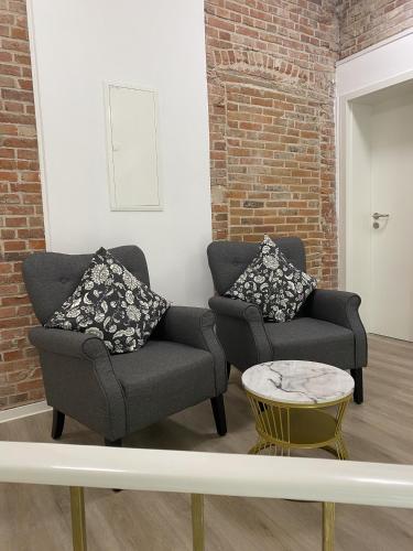 two chairs and a coffee table in a living room at Appartementhaus EMDEN in Emden