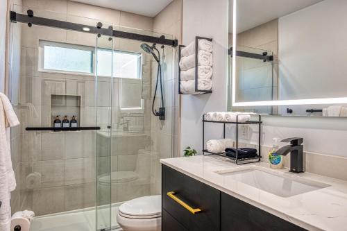a bathroom with a shower and a sink and a toilet at Modern Living Steps From Downtown in Walnut Creek