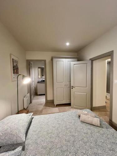 une chambre avec un lit et une chaise et une cuisine dans l'établissement Appartement au coeur du centre historique, à Aix-en-Provence