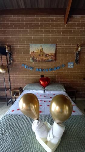 a bedroom with a bed with a heart on it at REFUGIO PIEMONTE Chalés in Socorro