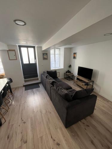 ein Wohnzimmer mit Sofa und Tisch in der Unterkunft La Maison du Roi Arthur in Carcassonne