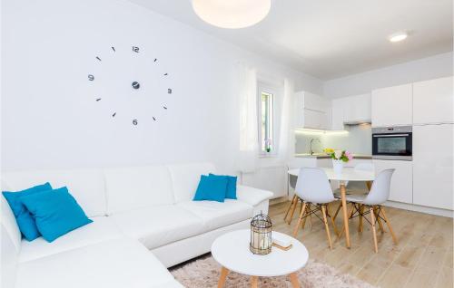 Dapur atau dapur kecil di Beautiful Home In Gromaca With Wifi