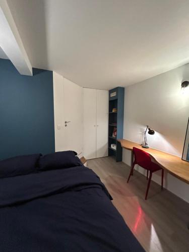une chambre avec un lit, un bureau et une table dans l'établissement Villa Ribot, à Paris
