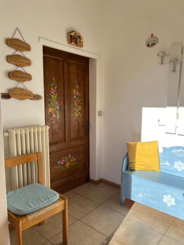 a room with a door and a chair and a door at Da Bino - Vicino Pista Ciclabile in Valle di Cadore