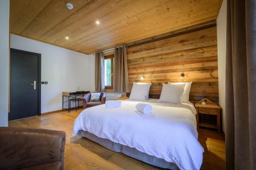 Postel nebo postele na pokoji v ubytování Hôtel des Muverans