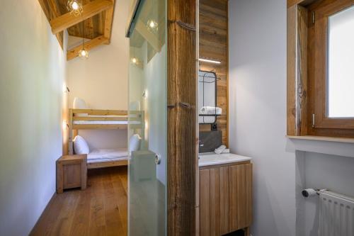 Postel nebo postele na pokoji v ubytování Hôtel des Muverans