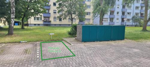 a sign on the ground in front of a building at Tolle Wohnung im Industrial Style mit Parkplatz in Aschaffenburg
