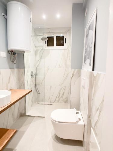 un baño blanco con inodoro y ducha en TRn, en Golem