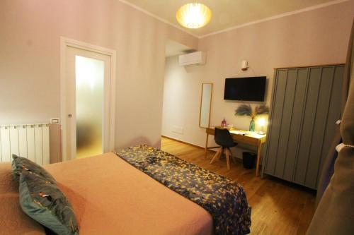 a bedroom with a bed and a desk with a computer at La Dolce Vita Civitavecchia in Civitavecchia
