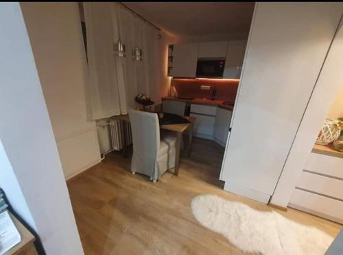 a small apartment with a table and a kitchen at Štýlový apartmán in Dubnica nad Váhom