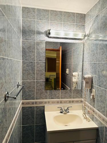 a bathroom with a sink and a mirror at The Boston Inn in Westminster