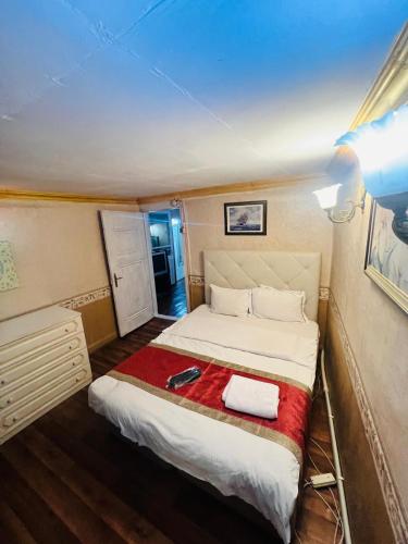 a small bedroom with a bed with a red blanket at DEDENİN YERİ İSTANBUL in Istanbul