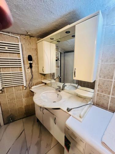 a bathroom with a sink and a mirror at DEDENİN YERİ İSTANBUL in Istanbul