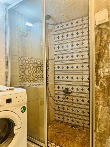 a washing machine in a bathroom with a shower at DEDENİN YERİ İSTANBUL in Istanbul
