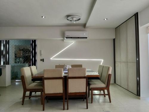 a dining room with a table and chairs at Acapulco Brake Rental in Acapulco