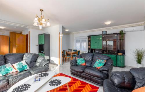 un soggiorno con un divano e un tavolo di 3 Bedroom Beautiful Home In Muntic a Muntić