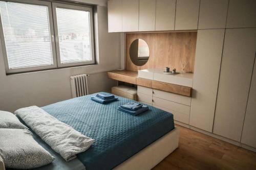 sypialnia z łóżkiem, umywalką i lustrem w obiekcie 4U Apartment w mieście Skopje