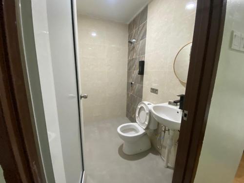 Bilik mandi di LE dEON HOTEL Former Pine Hotel
