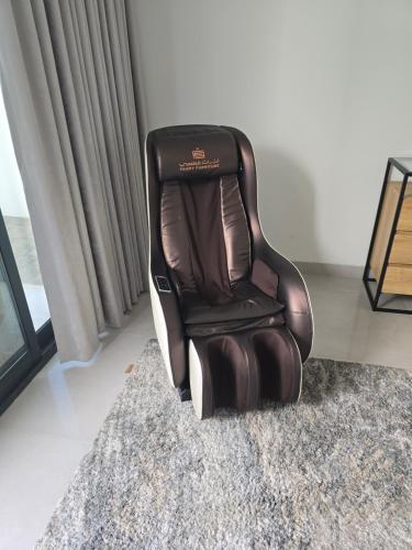 a black office chair sitting on a rug at Sukoon Wadi Alkhoud Stay in Seeb