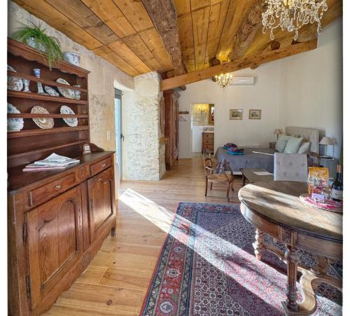 a living room with a table and a dining room at La Providence in Apt