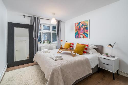 Ένα ή περισσότερα κρεβάτια σε δωμάτιο στο Stylish 3 bedrooms apartment 20 mins to Central London with Balcony - Open for Long Stays and Families Relocating