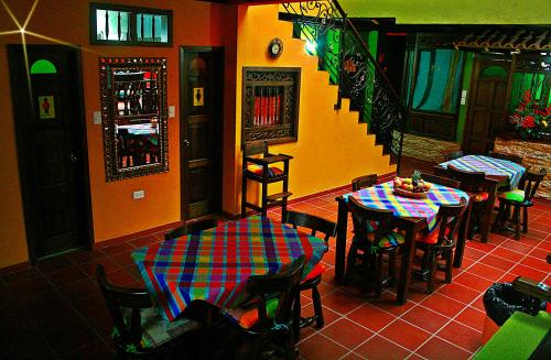Un restaurante u otro lugar para comer en Hotel Los Geranios