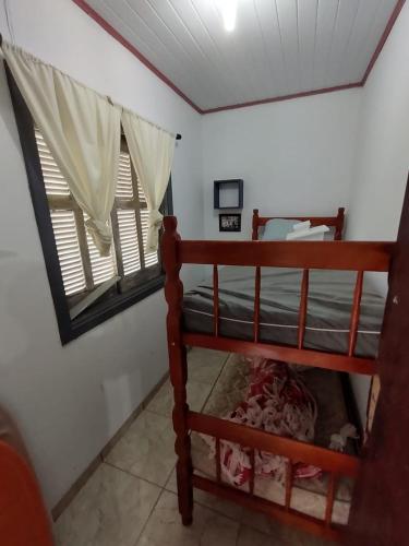 インベーにあるCasa de Praiaのベッドルーム(二段ベッド1組、窓付)
