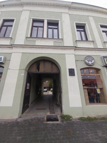 a building with an archway in the middle of it at KukoriQ 2 Apartman in Siklós