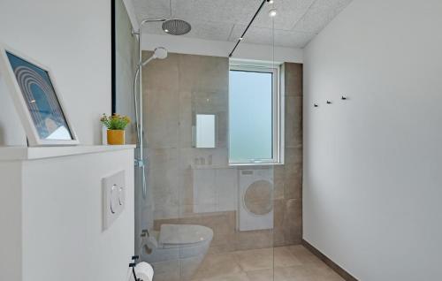 Bilik mandi di Nice Home In Spøttrup With Sauna