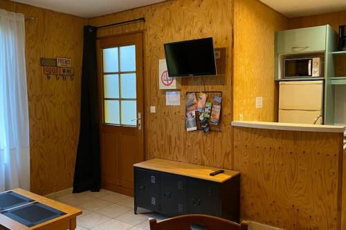 a room with a table and a tv on the wall at Cottage 12B jusque 4 pers Bulle Der Lac du der in Giffaumont
