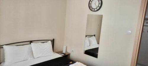 Livia's Room To Ampelokipi metro Airport line