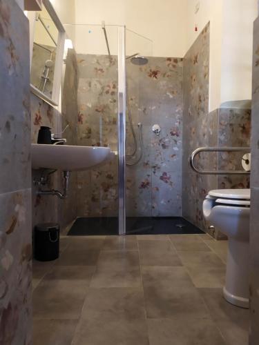 Bilik mandi di Total Tuscany Countryside Villa