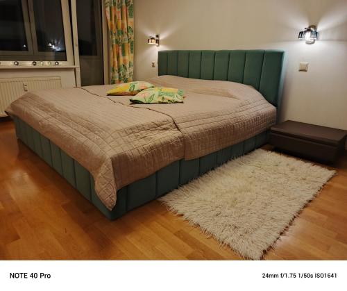 Ένα ή περισσότερα κρεβάτια σε δωμάτιο στο Cozy apartment in Purvciems