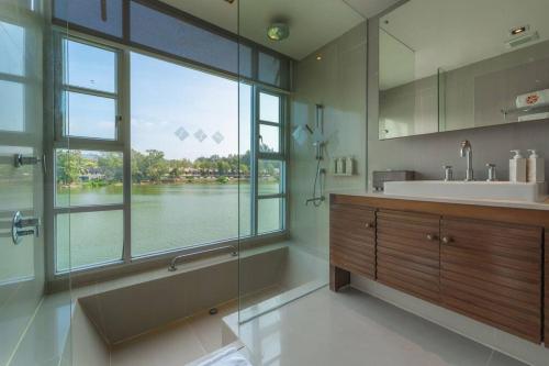 Kuchyň nebo kuchyňský kout v ubytování Family Suite in Angsana Laguna Resort Hotel - Private Unit