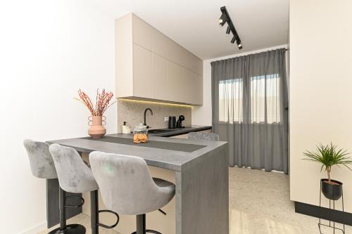 MAV Apt, New, Modern, near old town, free parking