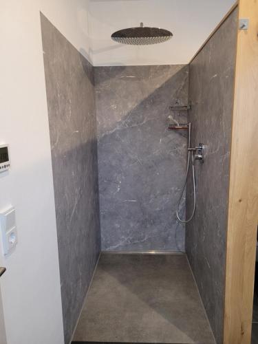 Ένα μπάνιο στο Ferienwohnung Weitblick