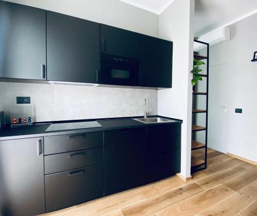 Kuchyň nebo kuchyňský kout v ubytování M4 BLACK Monolocale Moderno e Funzionale