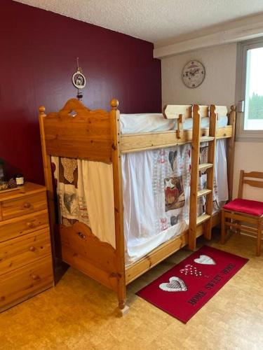 a bedroom with two bunk beds in a room at Appartement au cœur des rousses in Les Rousses