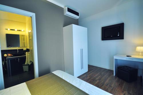 a room with a bedroom with a bed and a tv at B&B Destinazione Roma in Rome