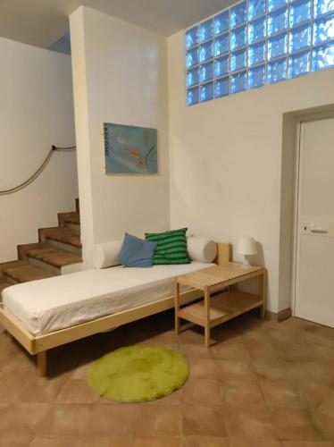 a room with a bed and a table and a window at Casa Gioia in Laterina
